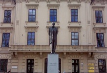 Памятник Т.Г. Масарику, Философский факультет. Высшее образование в Чехии —  EuroEducation