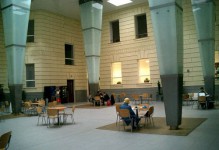 Атриум, место для отдыха студентов, Факультет социальных наук. Высшее образование в Чехии —  EuroEducation